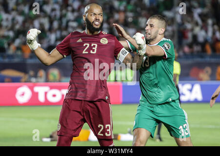 Suez, Egitto. 11 Luglio, 2019. Algeria i giocatori festeggiare dopo il fischio finale del 2019 Africa Coppa delle Nazioni trimestre finale di partita di calcio tra Costa d Avorio e in Algeria a Suez Stadio Sportivo. Credito: Oliver Weiken/dpa/Alamy Live News Foto Stock