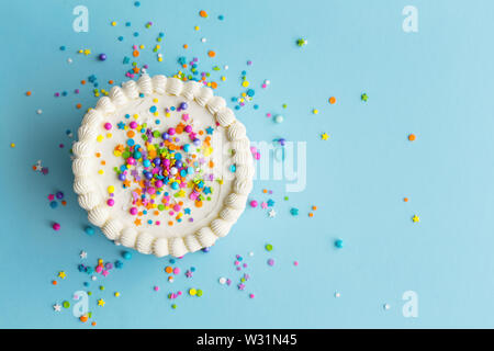 Torta di compleanno vista superiore con granelli colorati Foto Stock