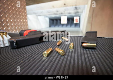 Glock 9mm caricatore per pistola e proiettili gamma pistola USA Stati Uniti d'America Foto Stock
