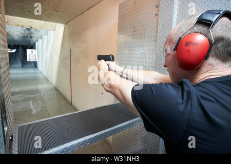 Maschio di turisti britannici sparare pistola a gamma pistola Orlando Florida USA Stati Uniti d'America Foto Stock