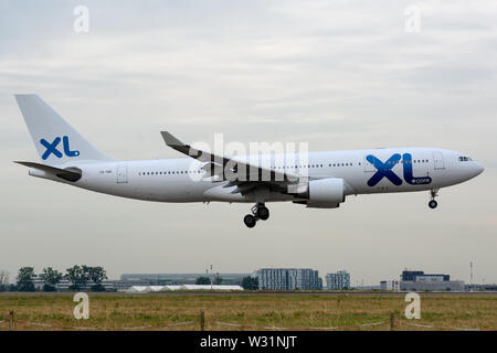 CS-TQP, luglio 11, 2019, Airbus A330-202-0211 atterraggio a Parigi Roissy Charles de Gaulle airport alla fine dell'XL Airways SE35 volo da Punta Cana Foto Stock
