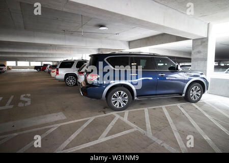 Auto parcheggiate in multipiano parcheggi a molle disney Orlando Florida USA Stati Uniti d'America Foto Stock