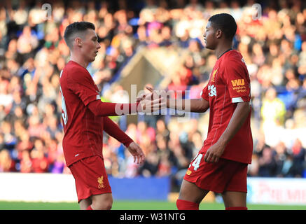 Di Liverpool Rhian Brewster (destra) celebra il suo punteggio i lati terzo obiettivo durante la Pre-Season Friendly a Prenton Park, Birkenhead. Foto Stock