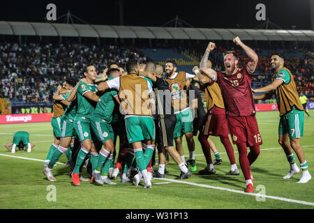 Suez, Egitto. 11 Luglio, 2019. Algeria i giocatori festeggiare dopo il fischio finale del 2019 Africa Coppa delle Nazioni trimestre finale di partita di calcio tra Costa d Avorio e in Algeria a Suez Stadio Sportivo. Credito: Oliver Weiken/dpa/Alamy Live News Foto Stock