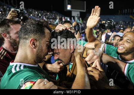 Suez, Egitto. 11 Luglio, 2019. Algeria i giocatori festeggiare dopo il fischio finale del 2019 Africa Coppa delle Nazioni trimestre finale di partita di calcio tra Costa d Avorio e in Algeria a Suez Stadio Sportivo. Credito: Oliver Weiken/dpa/Alamy Live News Foto Stock