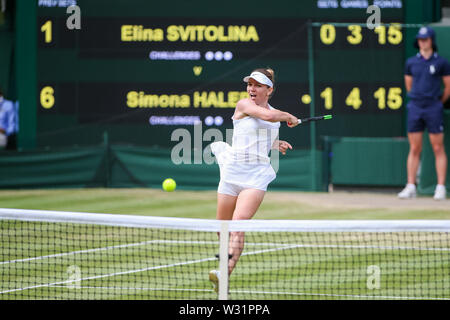 Il torneo di Wimbledon, Londra, Regno Unito. 11 luglio 2019. Simona Halep della Romania durante le donne singoli semi-partita finale del torneo di Wimbledon Lawn Tennis Championships contro Elina Svitolina dell Ucraina a tutti England Lawn Tennis e Croquet Club di Londra, in Inghilterra, il 11 luglio 2019. Credito: AFLO/Alamy Live News Foto Stock