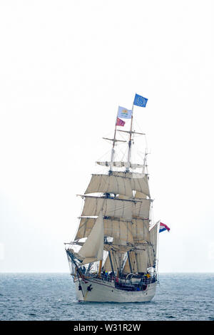 Olandese tre-masted steel a scafo barca Europa al Mare del Nord vicino a Scheveningen, Paesi Bassi durante la libertà TALL SHIPS REGATTA. Foto Stock