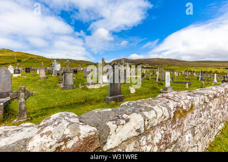 Kildownet vecchio cimitero sulla Wild Atlantic modo su Achill Island nella contea di Mayo in Irlanda Foto Stock