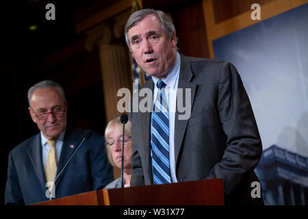 Stati Uniti il senatore Jeff Merkley (Democratico di Oregon) parla nel corso di una conferenza stampa sull'immigrazione al Campidoglio di Washington, DC, Stati Uniti sulla luglio 11, 2019. Credito: Stefani Reynolds/CNP /MediaPunch Foto Stock