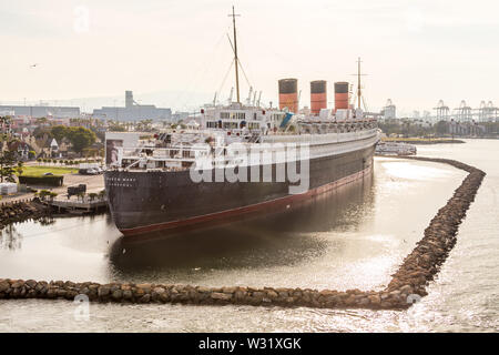 Long Beach, California, Stati Uniti d'America - 30 Maggio 2015: Queen Mary ormeggiata nel porto di Long Beach Foto Stock