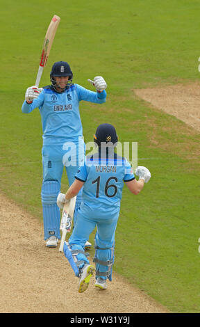 Birmingham, Regno Unito. 11 Luglio, 2019. Joe Root e Eoin Morgan di Inghilterra celebrare vincere la partita durante l'Australia v England, ICC Cricket World Cup Match Semi-Final, a Edgbaston, Birmingham, Inghilterra. Credito: ESPA/Alamy Live News Foto Stock