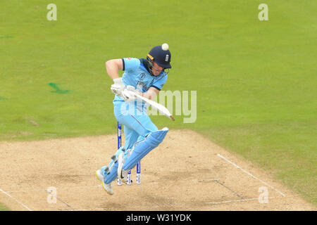 Birmingham, Regno Unito. 11 Luglio, 2019. Eoin Morgan di Inghilterra gioca un colpo poco ortodosse. Durante l'Australia v England, ICC Cricket World Cup Match Semi-Final, a Edgbaston, Birmingham, Inghilterra. Credito: ESPA/Alamy Live News Foto Stock