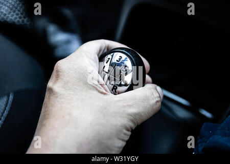 Una mano su di una vettura cambio marce Foto Stock