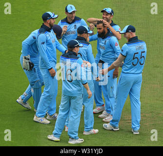 Birmingham, Regno Unito. 11 Luglio, 2019. Adil Rashid di Inghilterra celebra tenendo il paletto di Alex Carey di Australia durante l'Australia v England, ICC Cricket World Cup Match Semi-Final, a Edgbaston, Birmingham, Inghilterra. Credito: ESPA/Alamy Live News Foto Stock