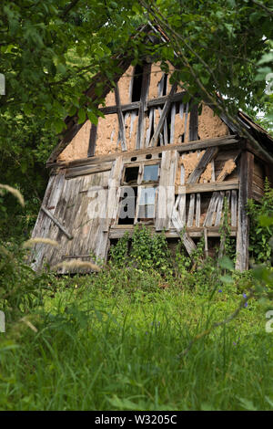 La vecchia casa abbandonata con il vetro rotto Foto Stock