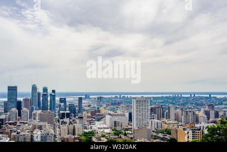 MONTREAL, Canada - 16 giugno 2018: parte della fitta nel centro cittadino e le aree circostanti si può osservare guardando verso sud-est da Mount Royal. Foto Stock