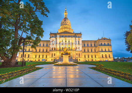 Lansing, Michigan, Stati Uniti d'America al Michigan State Capitol durante una serata ad umido. Foto Stock