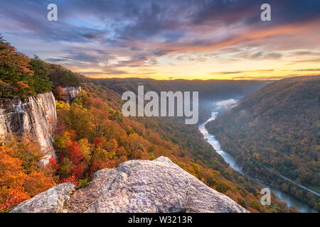 New River Gorge, Virgnia occidentale, USA la mattina autunnale paesaggio presso la parete infinita. Foto Stock