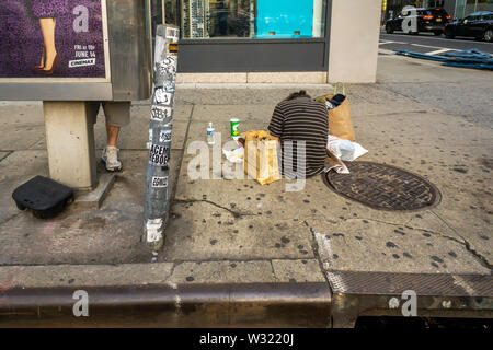 Senzatetto supplica individuale nel quartiere di Chelsea di New York martedì 2 luglio 2, 2019. (© Richard B. Levine) Foto Stock