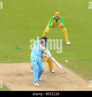 Birmingham, Regno Unito. 11 Luglio, 2019. Eoin Morgan di Inghilterra colpisce la palla per quattro piste durante l'Australia v England, ICC Cricket World Cup Match Semi-Final, a Edgbaston, Birmingham, Inghilterra. Credito: csm/Alamy Live News Foto Stock