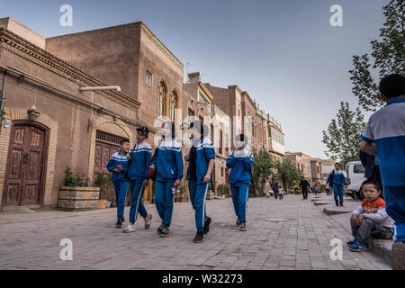 Kashgar, Cina. Xix Apr, 2019. Gli studenti nelle loro uniformi scolastiche visto a Kashgar centro storico.La provincia dello Xinjiang si trova nella parte nord occidentale della Cina è la più grande provincia in Cina. La maggior parte della popolazione è di religione musulmana nello Xinjiang. Recentemente il governo cinese ha imposto una massiccia repressione di sicurezza nello Xinjiang, dove più di un milione di etnia uiguri e altri per la maggior parte delle minoranze musulmane sono creduti per essere mantenuto in una rete di internamento che Pechino descrive come ''istruzione professionale " centri " destinata a persone dello sterzo lontano dall estremismo religioso. Foto Stock