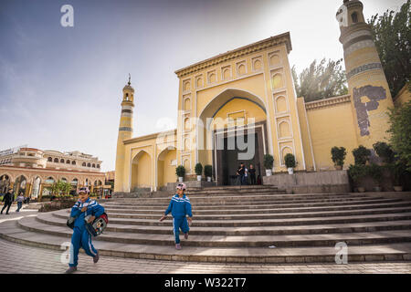 Kashgar, Cina. Xix Apr, 2019. La scuola dei bambini nelle loro uniformi scolastiche visto di fronte alla Moschea Id Kah e a Kashgar. La provincia dello Xinjiang si trova nella parte nord occidentale della Cina è la più grande provincia in Cina. La maggior parte della popolazione è di religione musulmana nello Xinjiang. Recentemente il governo cinese ha imposto una massiccia repressione di sicurezza nello Xinjiang, dove più di un milione di etnia uiguri e altri per la maggior parte delle minoranze musulmane sono creduti per essere mantenuto in una rete di internamento che Pechino descrive come ''istruzione professionale " centri " destinata a persone dello sterzo lontano da reli Foto Stock