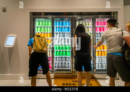 I clienti di sporco negozio di limone in cantieri di Hudson in New York domenica 7 luglio, 2019. Il negozio, chiamato 'il farmaco Store' in Hudson Yards opera sull'onore sistema dove dopo aver effettuato la scelta del testo è la società e si carica il tuo pre-impostare account. Sporco il limone è in genere venduto dal caso online e questo è una incursione nel mattone-e-mortaio per lo start up aziendale. Tutte le bevande sono basati su limone-acqua aromatizzata con collagene, acqua di rose, di magnesio o di altri ingredienti aggiunti ai vari sapori della migliore per lo spazio. (© Richard B. Levine) Foto Stock