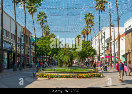 LA, Stati Uniti d'America - 30 OTTOBRE 2018: nel centro cittadino di Santa Monica in autunno 2018. Vista della vivace area dello shopping in una luminosa giornata di sole Foto Stock