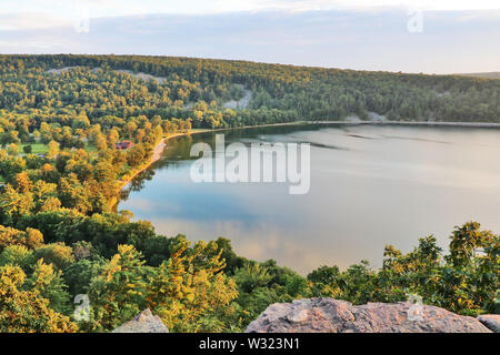 Veduta aerea sulla riva sud Spiaggia e lago da rocky ice age sentiero escursionistico durante il tramonto. DevilÕs lago del Parco Statale, Baraboo area, Wisconsin, Midwest Foto Stock