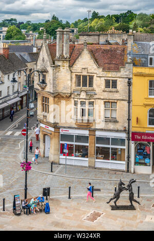 , Cirencester Gloucestershire. Il nuovo layout pedonale di Cirencester Marketplace come visto da San Giovanni Battista del tetto. Foto Stock