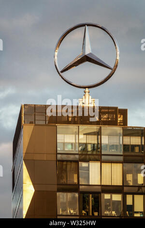 Berlin Mercedes Benz logo sul tetto dell'edificio, sede Germania Foto Stock