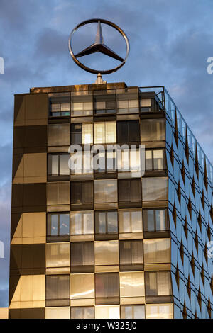 Mercedes Benz logo sulla parte superiore della sede, la costruzione di uffici, Berlino Germania Foto Stock