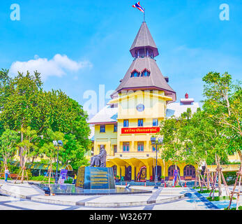 BANGKOK, Tailandia - 22 Aprile 2019: Il bellissimo edificio amministrativo delle università Tammasat con un monumento a Pridi Banomyong nel mezzo di s Foto Stock