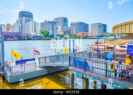 BANGKOK, Tailandia - 22 Aprile 2019: floating Tha Maharaj pier è una stazione delle barche di Chao Phraya Express barche, il pubblico locale di trasporto fluviale su Foto Stock