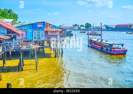 BANGKOK, Tailandia - 22 Aprile 2019: La Bangkok il paesaggio urbano con attività di trasporto sul fiume Chao Phraya e scenic vecchie case sulla banca in aprile Foto Stock