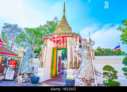 BANGKOK, Tailandia - 22 Aprile 2019: Il splendidamente decorate cancelli di ingresso al Wat Pho tempio con sculture di custodi e colorate a forma di piastrelle Foto Stock