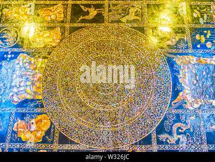BANGKOK, Tailandia - 22 Aprile 2019: Il close-up della parte centrale della perla intarsio di suole del Signore Buddha, il cerchio rappresenta il chakra o e Foto Stock