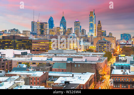 Philadelphia, Pennsylvania, USA skyline oltre il centro città al crepuscolo. Foto Stock