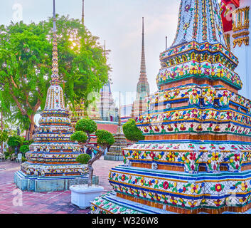 Il chedis del Phra Chedi complesso di Rai con piastrelle colorate decorazioni sono una parte molto importante del Wat Pho complessa, a causa la mantenendo le ceneri del Foto Stock