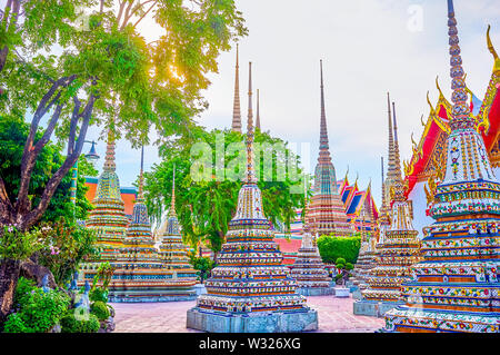 Le piastrelle colorate le guglie della chedis del Phra chedi Rai santuario nel cortile del Wat Pho complesso a Bangkok, in Thailandia Foto Stock