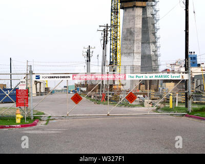 Catena chiusa porta di collegamento con i segni che designa una zona sicura nel porto di Corpus Christi nel Texas, Stati Uniti d'America. Il Ponte del Porto di costruzione di colonna nel telaio. Foto Stock