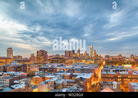 Philadelphia, PA, Stati Uniti d'America tetto skyline al tramonto. Foto Stock