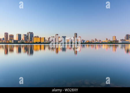 Osaka, Giappone quartiere Umeda cityscape sul fiume Yodogawa al crepuscolo. Foto Stock