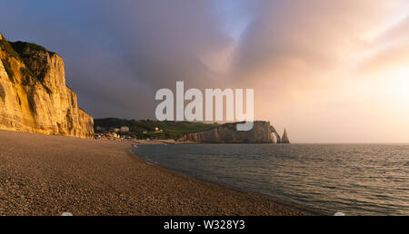 Scenario paesaggistico di Etretat falesie, falaise d'Aval, al crepuscolo o al tramonto, monumento naturale della costa della Normandia, Francia. Foto Stock