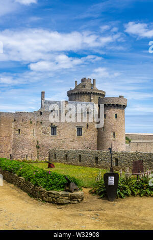 Il XIV secolo il castello medievale Fort La Latte, Brittany landmark, Francia. Foto Stock