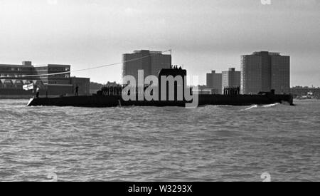 AJAXNETPHOTO. 08 Sep, 1967. PORTSMOUTH, Inghilterra. - Pagamento - HMS TOKEN, IL SUO PAGAMENTO OFF STREAMING pendente a poppa, entra nel porto di Portsmouth il 8° settembre 1967. Foto:JONATHAN EASTLAND/AJAX. Rif: 3567110 12a/84 Foto Stock