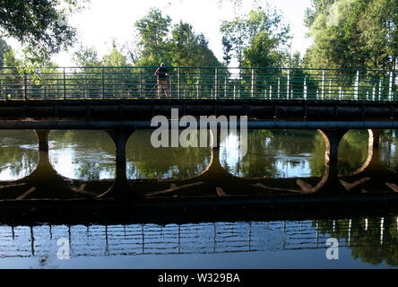 AJAXNETPHOTO. 2015. CORBIE, SOMME, Francia. - Vecchi e nuovi - la confluenza del fiume vecchio somme (in primo piano) in esecuzione sotto la passerella in SOMME CANAL. Foto:JONATHAN EASTLAND/AJAX Ref:G150107 4787 Foto Stock