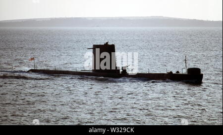 AJAXNETPHOTO. 17TH DEC,1974. PORTSMOUTH, Inghilterra. - SUB entra - La classe di un sommergibile HMS ANDREW cuoce a vapore nella base navale. Foto:JONATHAN EASTLAND/AJAX. REF 301081. Foto Stock