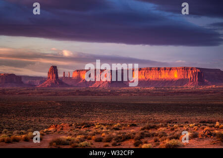 Incredibile alba con rosa, oro e colori magenta vicino alla Monument Valley, Arizona, Stati Uniti. Foto Stock