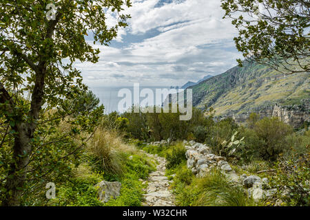 Distanza lunga vista dall'Italia continentale verso l'isola di Capri Foto Stock